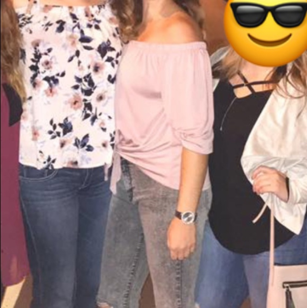 Off the shoulder - Tie up in middle